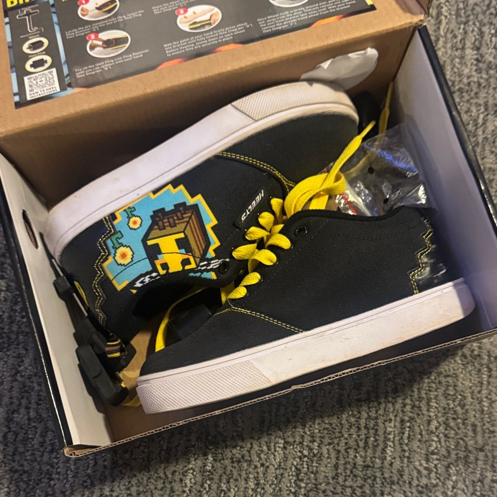 Etnies Black Sneakers with Yellow Accents